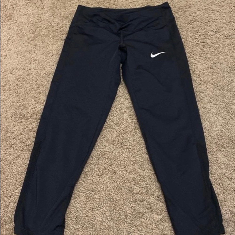🌸XS-NIKE CROP LEGGINGS 
NWOT
BLACK
DRI-FIT

🌷BUNDLE 2 SAVE Happy 🌸 POSHING✨🌷